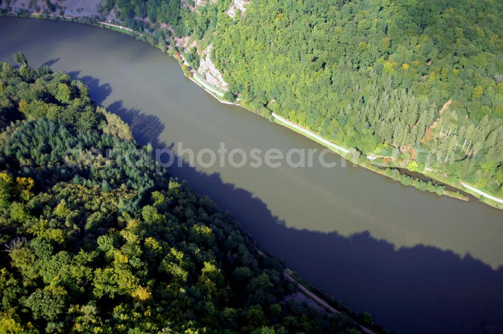 Aerial photograph Mettlach OT Keuchingen - Blick aus Süden über den Montclair-Wald und die Saar auf einen Steinschlagzaun an der Saarschleife und ein Flachwasserbereich.