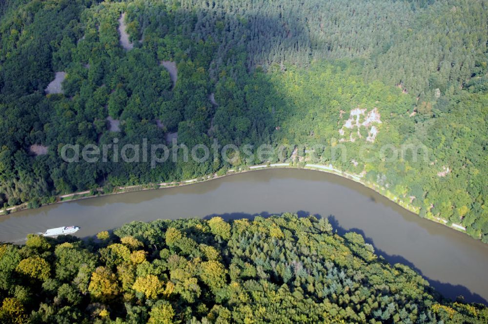 Aerial image Mettlach OT Keuchingen - Blick aus Südwest über den Montclair-Wald und die Saar auf den Lutwinus-Wald.