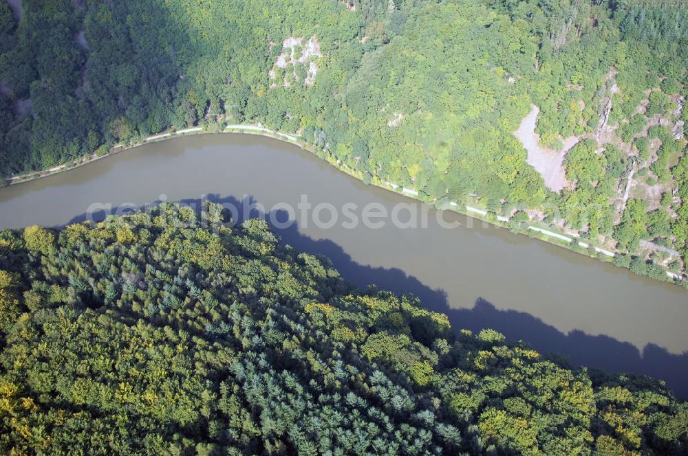 Aerial photograph Mettlach OT Keuchingen - Blick aus Südwest über den Montclair-Wald und die Saar auf den Lutwinus-Wald.