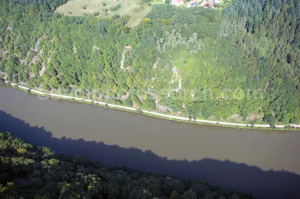 Mettlach OT Keuchingen from above - Blick aus Südwest über den Montclair-Wald und die Saar auf den Lutwinus-Wald bei Keuchingen.