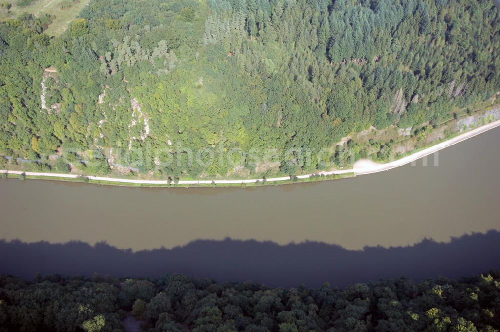 Mettlach OT Keuchingen from the bird's eye view: Blick aus Südwest über den Montclair-Wald und die Saar auf den Lutwinus-Wald bei Keuchingen.