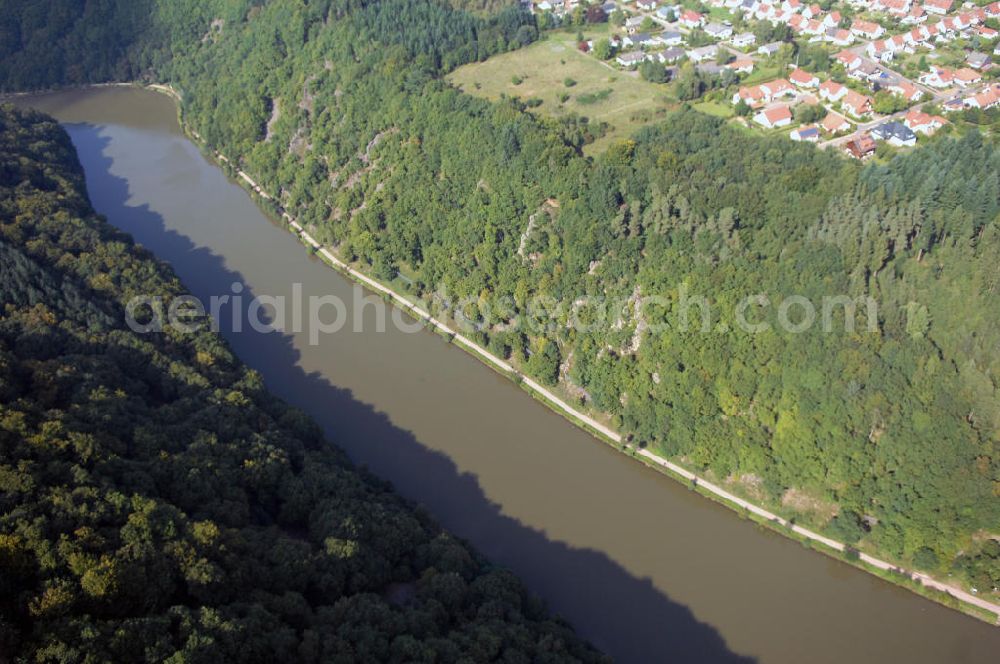 Aerial image Mettlach OT Keuchingen - Blick aus Südost über den Montclair-Wald und die Saar auf den Lutwinus-Wald bei Keuchingen.