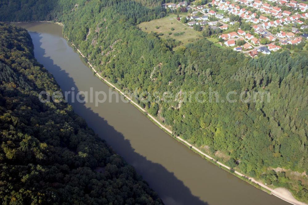 Aerial photograph Mettlach OT Keuchingen - Blick aus Südost über den Montclair-Wald und die Saar auf den Lutwinus-Wald bei Keuchingen.