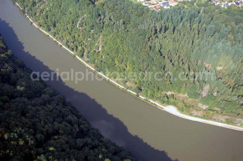 Mettlach OT Keuchingen from above - Blick aus Südost über den Montclair-Wald und die Saar auf den Lutwinus-Wald bei Keuchingen.