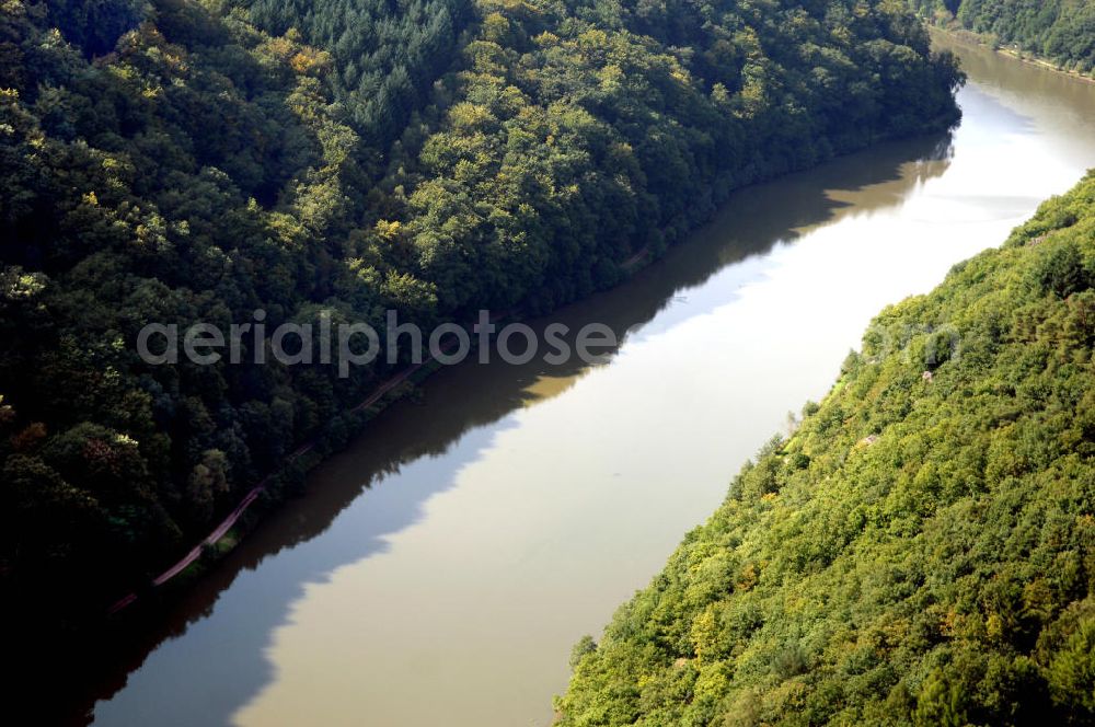 Mettlach OT Keuchingen from the bird's eye view: Blick aus Südost entlang der Saar mit Waldgebieten auf beiden Uferseiten. Im Wald auf der linken Uferseite befinden sich Felsen mit Schwefelflechten.