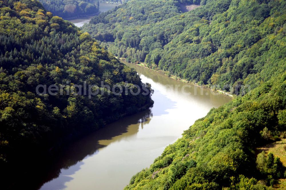 Aerial image Mettlach OT Keuchingen - Blick aus Südost entlang der Saar mit Waldgebieten auf beiden Uferseiten. Im Wald auf der linken Uferseite befinden sich Felsen mit Schwefelflechten.