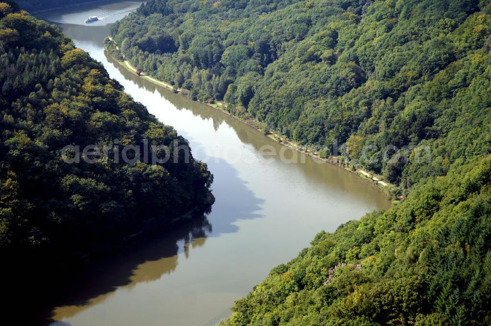 Aerial photograph Mettlach OT Keuchingen - Blick aus Südost entlang der Saar mit Waldgebieten auf beiden Uferseiten. Im Wald auf der linken Uferseite befinden sich Felsen mit Schwefelflechten.