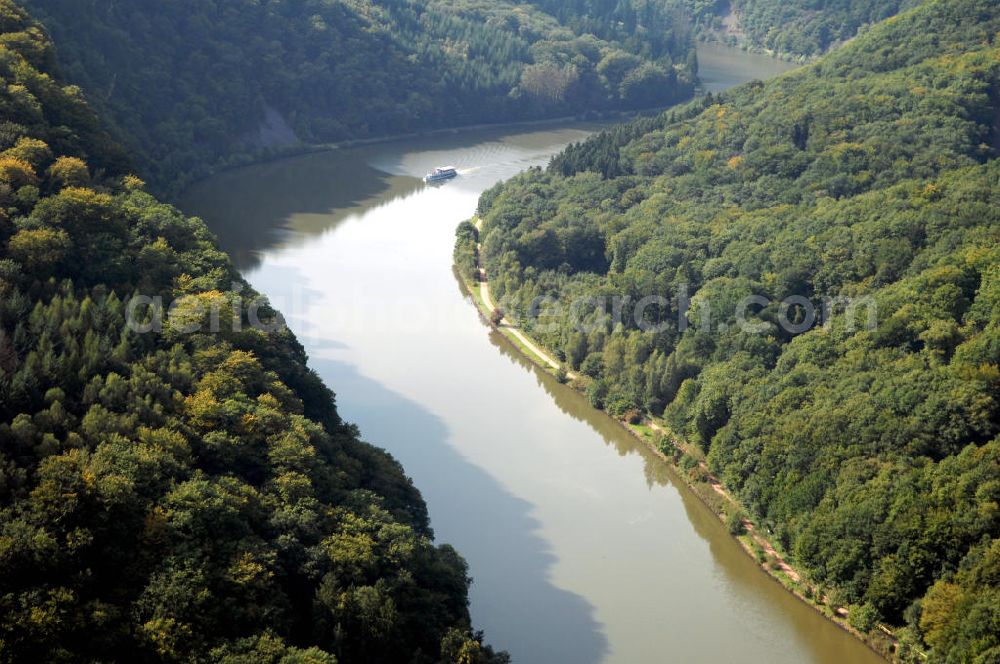 Mettlach OT Keuchingen from above - Blick aus Südost entlang der Saar mit Waldgebieten auf beiden Uferseiten.