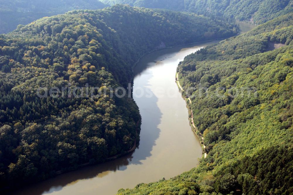 Mettlach OT Keuchingen from the bird's eye view: Blick aus Osten entlang der Saar mit Waldgebieten auf beiden Uferseiten. Im Wald auf der linken Uferseite befinden sich Felsen mit Schwefelflechten.