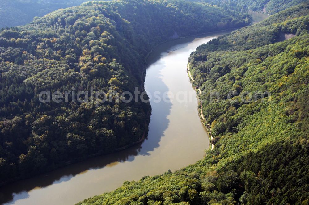 Aerial image Mettlach OT Keuchingen - Blick aus Osten entlang der Saar mit Waldgebieten auf beiden Uferseiten. Im Wald auf der linken Uferseite befinden sich Felsen mit Schwefelflechten.