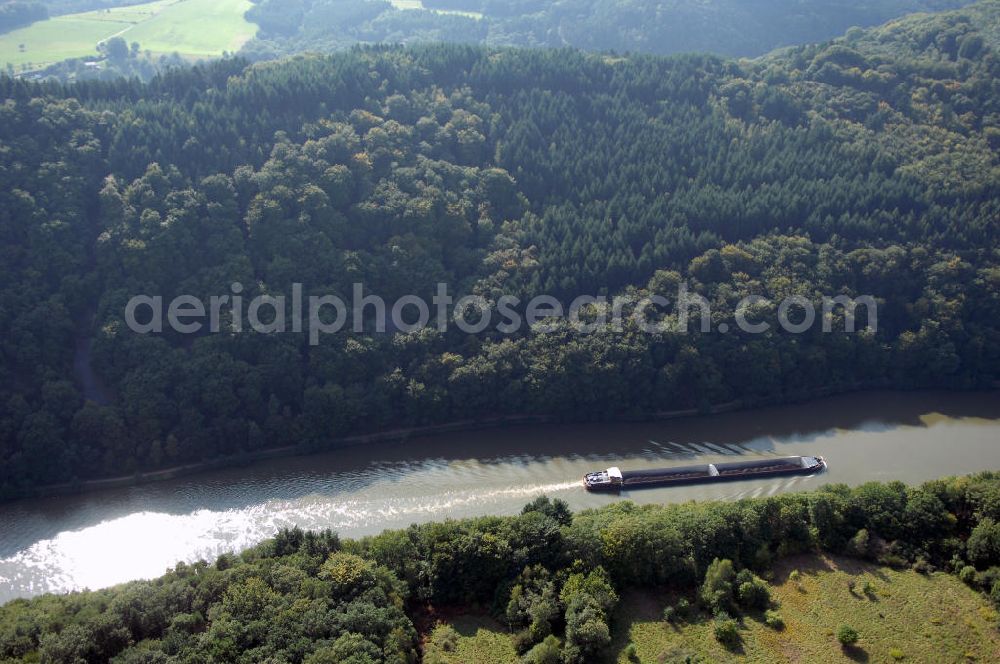 Aerial photograph Mettlach OT Keuchingen - Blick aus Nordost über die Saar mit fahrenden Frachter / Schiff auf den Montclair-Wald.