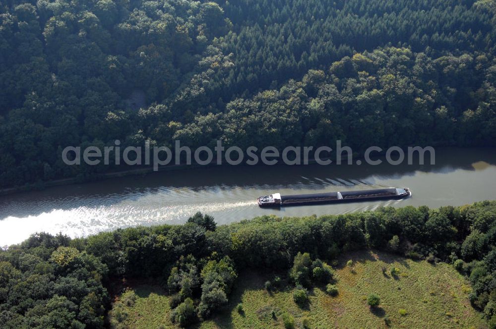 Mettlach OT Keuchingen from above - Blick aus Nordost über die Saar mit fahrenden Frachter / Schiff auf den Montclair-Wald.