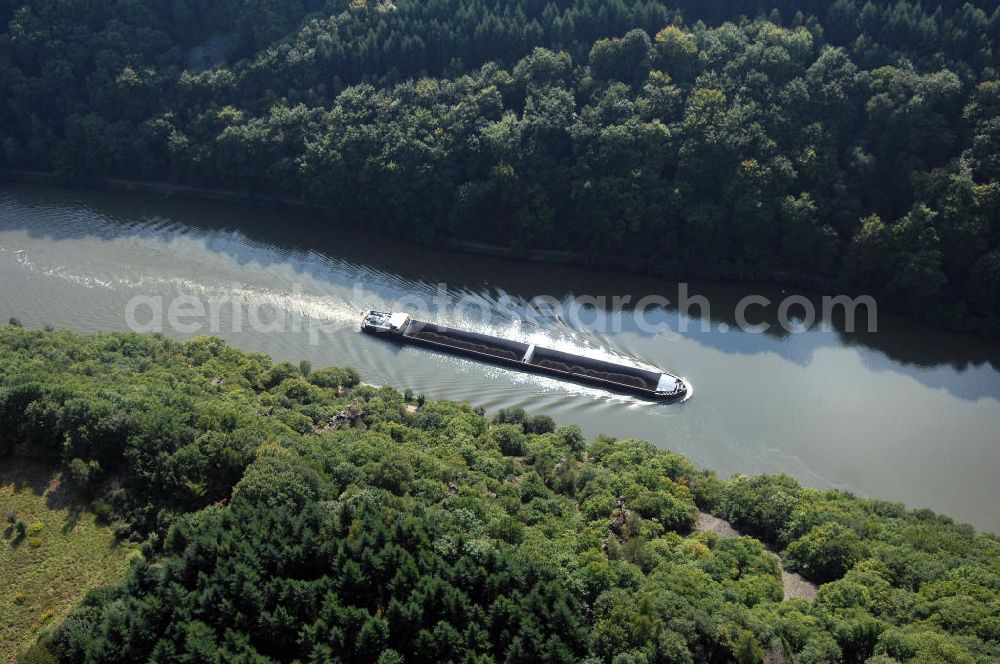 Mettlach OT Keuchingen from the bird's eye view: Blick aus Norden über die Saar mit fahrenden Frachter / Schiff auf den Montclair-Wald.