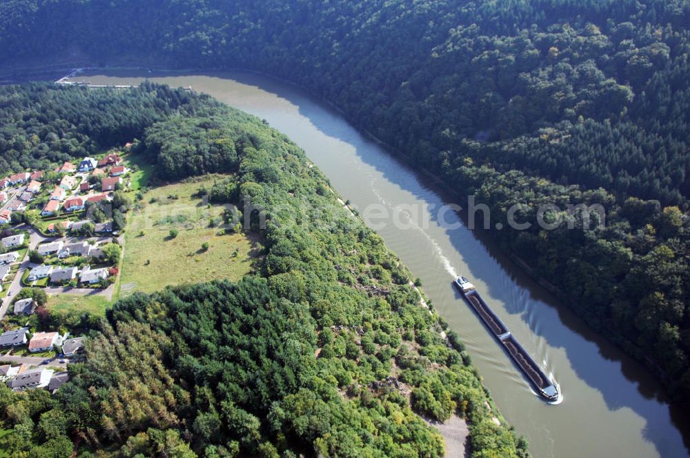 Aerial photograph Mettlach OT Keuchingen - Blick aus Nordwest über die Saar mit fahrenden Frachter / Schiff auf den Montclair-Wald.