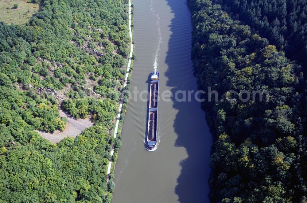 Mettlach OT Keuchingen from above - Blick aus Nordwest über die Saar mit fahrenden Frachter / Schiff auf den Montclair-Wald.