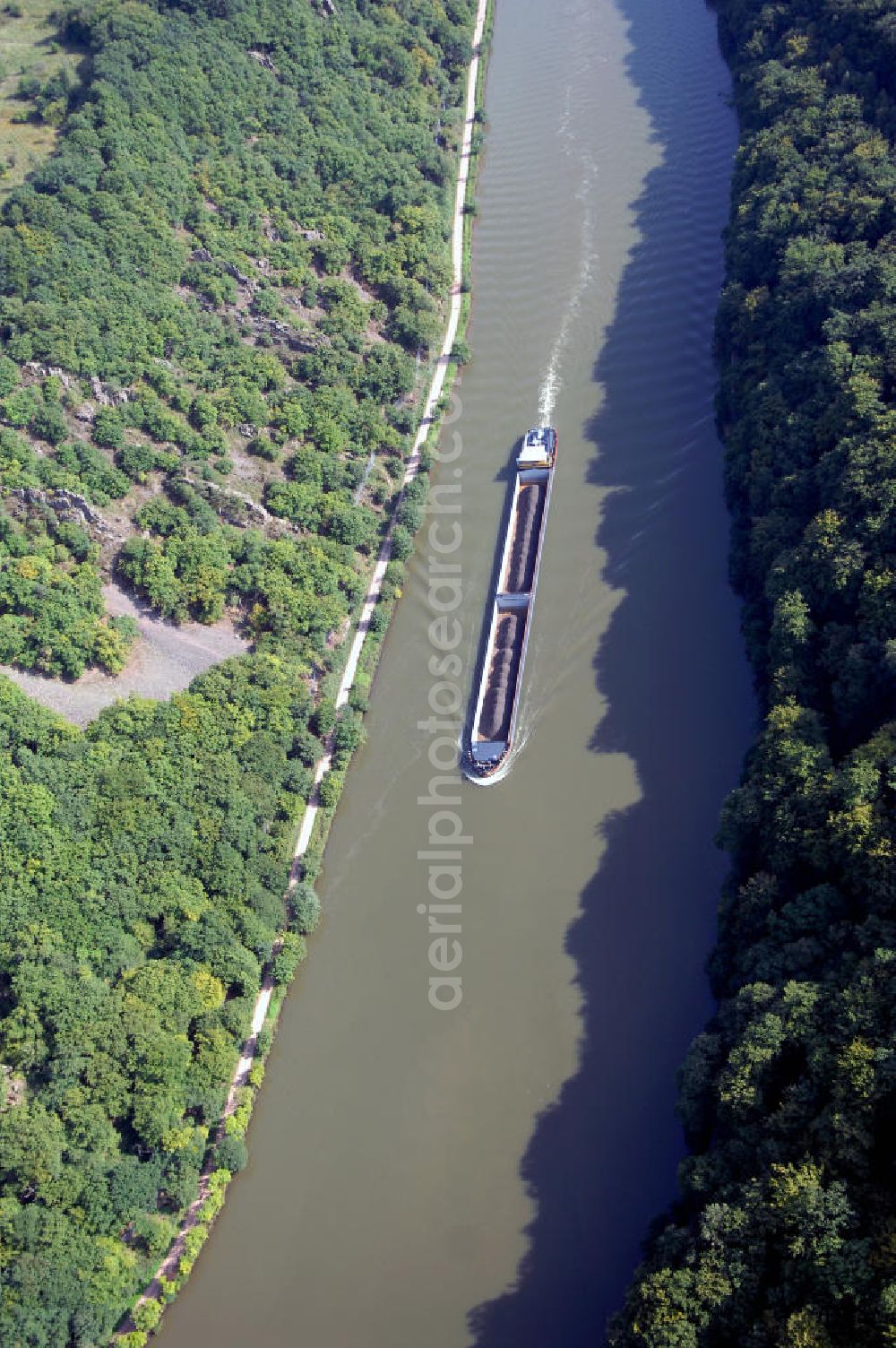 Mettlach OT Keuchingen from the bird's eye view: Blick aus Nordwest über die Saar mit fahrenden Frachter / Schiff auf den Montclair-Wald.