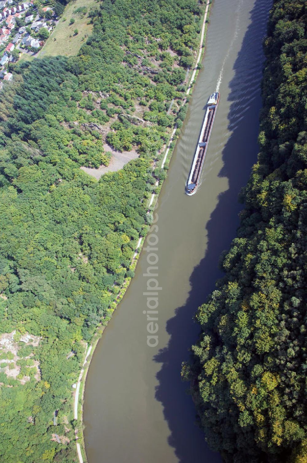 Aerial image Mettlach OT Keuchingen - Blick aus Nordwest über die Saar mit fahrenden Frachter / Schiff auf den Montclair-Wald.