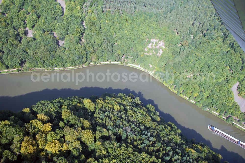 Aerial photograph Mettlach OT Keuchingen - Blick aus Südwest über den Montclair-Wald und die Saar auf den Lutwinus-Wald.