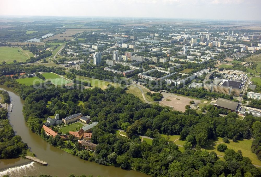 Aerial image Halle (Saale) - Course of the river and the banks of the Saale in the northern tip Peissnitz and Ziegelwiese in Halle (Saale) in Saxony-Anhalt