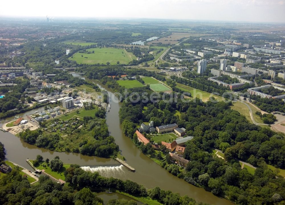 Aerial photograph Halle (Saale) - Course of the river and the banks of the Saale in the northern tip Peissnitz and Ziegelwiese in Halle (Saale) in Saxony-Anhalt