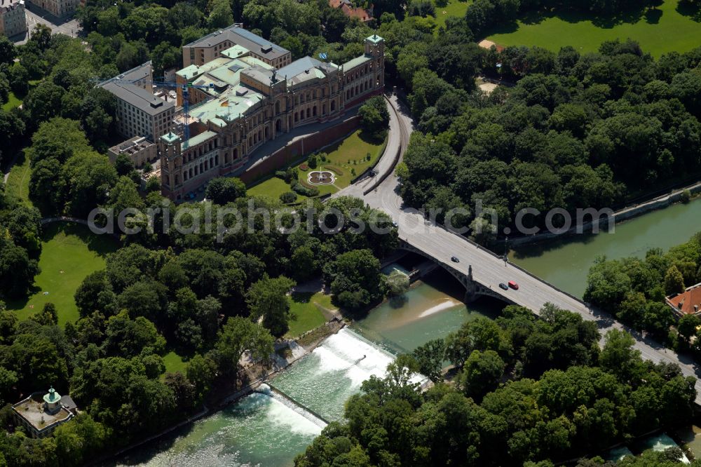 Aerial image München - River course and meeting point of Kleine and Grosse Isar at the Schwindinsel island and Maximiliansbruecke bridge in Munich in the state of Bavaria