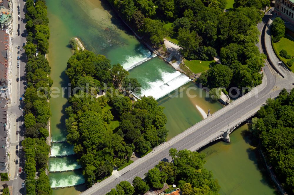 Aerial photograph München - River course and meeting point of Kleine and Grosse Isar at the Schwindinsel island and Maximiliansbruecke bridge in Munich in the state of Bavaria