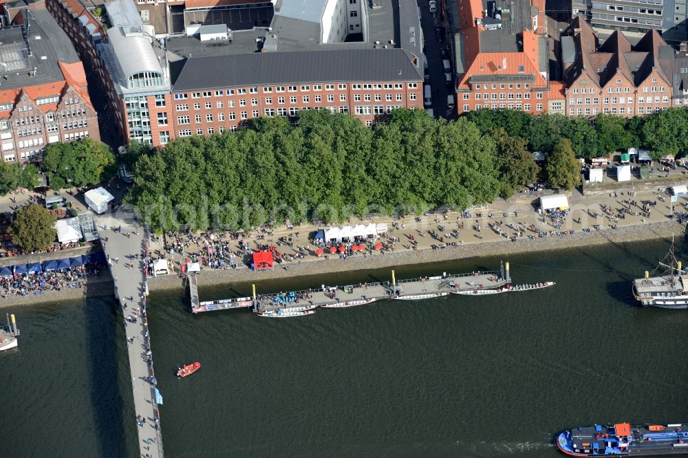 Aerial photograph Bremen - City center in the downtown area on the banks of river course Weser with the evangelic church St. Martini in Bremen in Germany