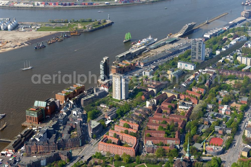 Hamburg from above - City center in the downtown area on the banks of river course of Elbe in the district Altonaer Fischmarkt in Hamburg