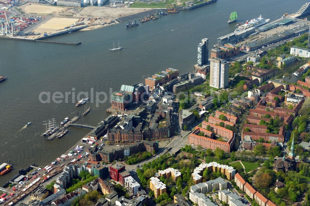 Hamburg from the bird's eye view: City center in the downtown area on the banks of river course of Elbe in the district Altonaer Fischmarkt in Hamburg