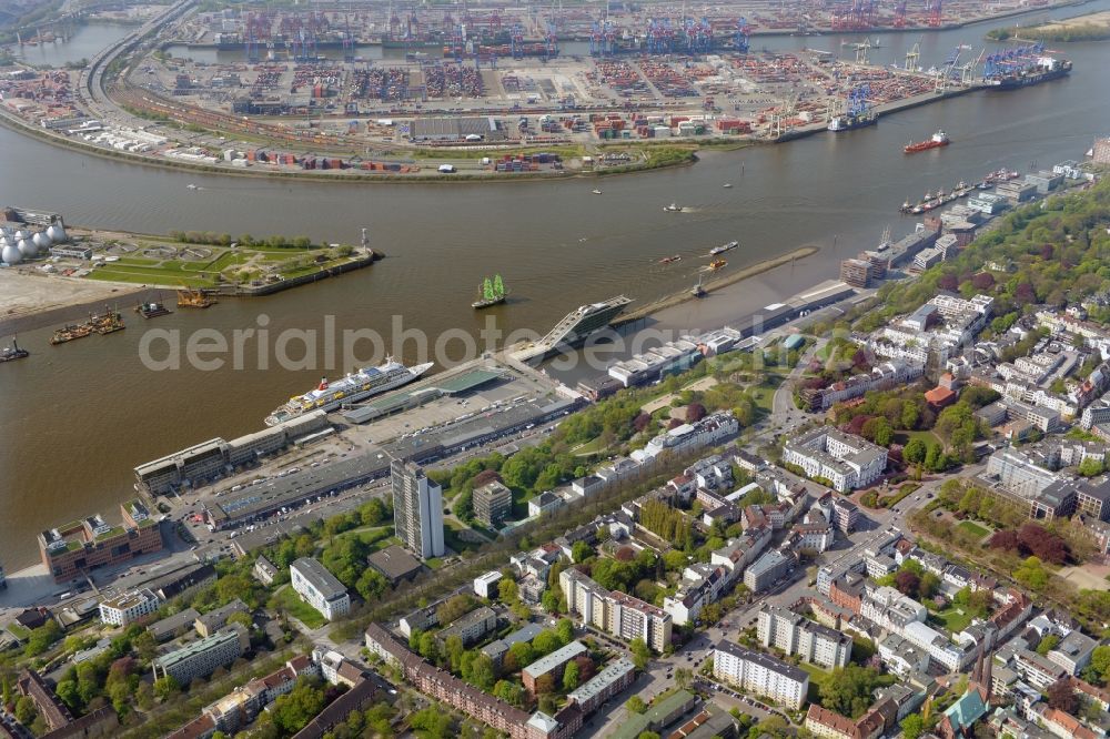 Aerial image Hamburg - City center in the downtown area on the banks of river course of Elbe in the district Altonaer Fischmarkt in Hamburg