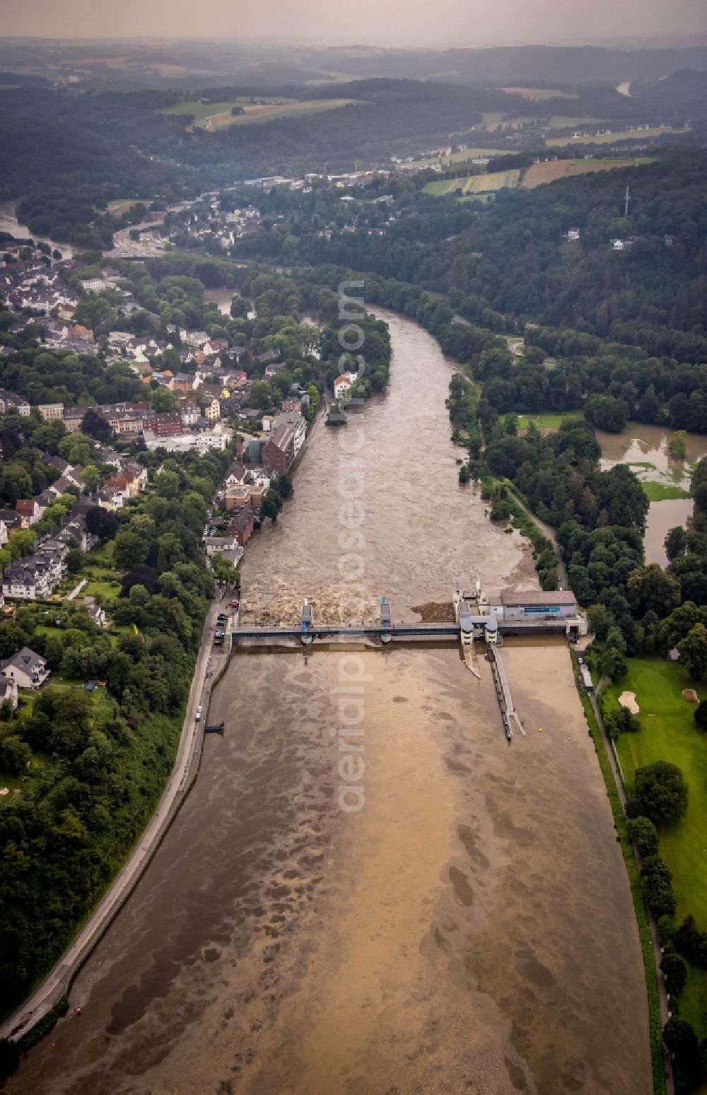 Aerial photograph Essen - Flooded water on Weir on the banks of the flux flow Baldeneysee Stauwehr in the district Werden in Essen in the state North Rhine-Westphalia, Germany