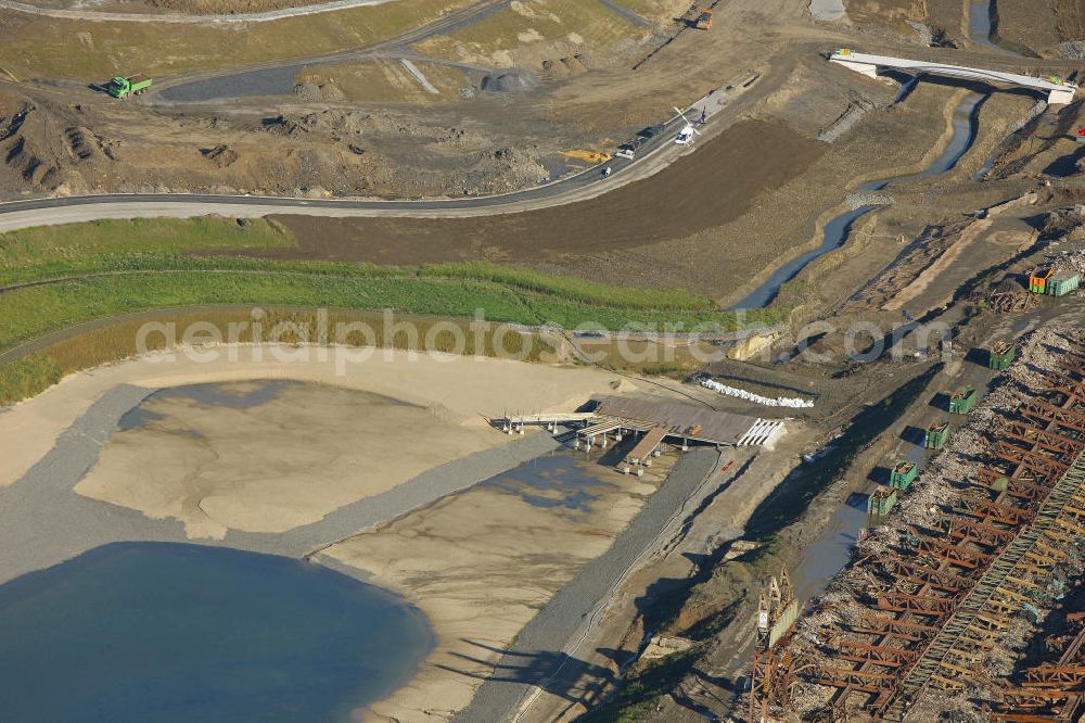 Dortmund from the bird's eye view: Beginn der Flutung des Phoenix-Sees im Stadtteil Hörde. Auf dem ehemaligen Gelände der Hermannshütte soll ein 24 Hektar großer See mit einer Länge von 1.230 Metern und einer Breite von 310 Metern entstehen. Beginning of the flooding of the lake Phoenix. On the former site of the ironworks Hermannshutte a 24 hectares large lake will be formed.