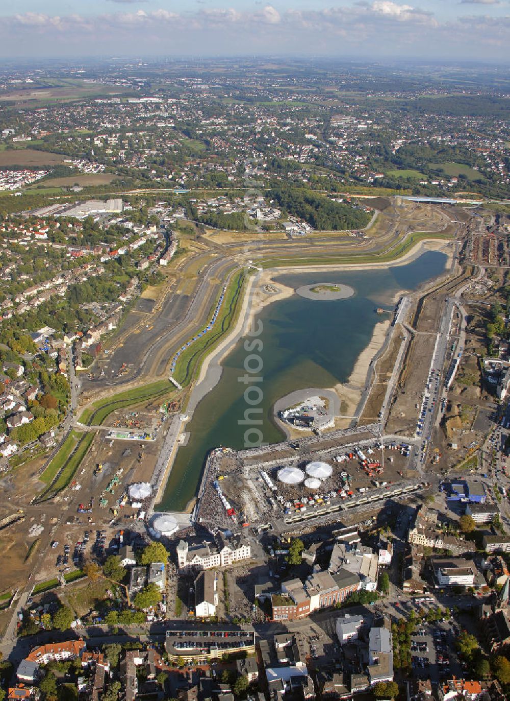 Dortmund from above - Beginn der Flutung des Phoenix-Sees im Stadtteil Hörde. Auf dem ehemaligen Gelände der Hermannshütte soll ein 24 Hektar großer See mit einer Länge von 1.230 Metern und einer Breite von 310 Metern entstehen. Beginning of the flooding of the lake Phoenix. On the former site of the ironworks Hermannshutte a 24 hectares large lake will be formed.