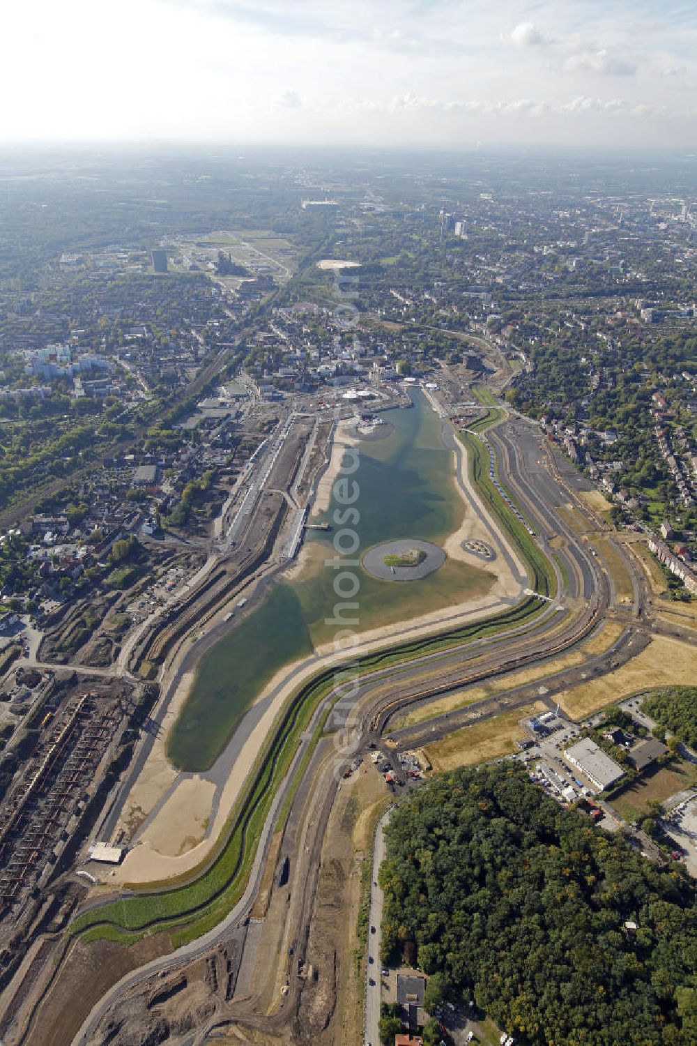 Aerial image Dortmund - Beginn der Flutung des Phoenix-Sees im Stadtteil Hörde. Auf dem ehemaligen Gelände der Hermannshütte soll ein 24 Hektar großer See mit einer Länge von 1.230 Metern und einer Breite von 310 Metern entstehen. Beginning of the flooding of the lake Phoenix. On the former site of the ironworks Hermannshutte a 24 hectares large lake will be formed.