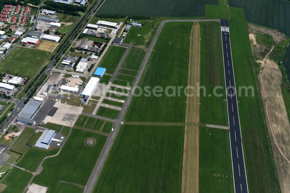 Aerial photograph Magdeburg - Runway with tarmac terrain of airfield FMB Flugplatz Magdeburg Betriebsgesellschaft mbH in Magdeburg in the state Saxony-Anhalt