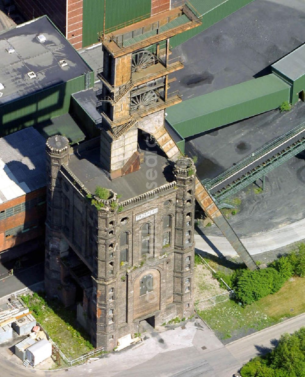 Aerial photograph Bottrop - Blick auf den Foerderturm Prosper II.