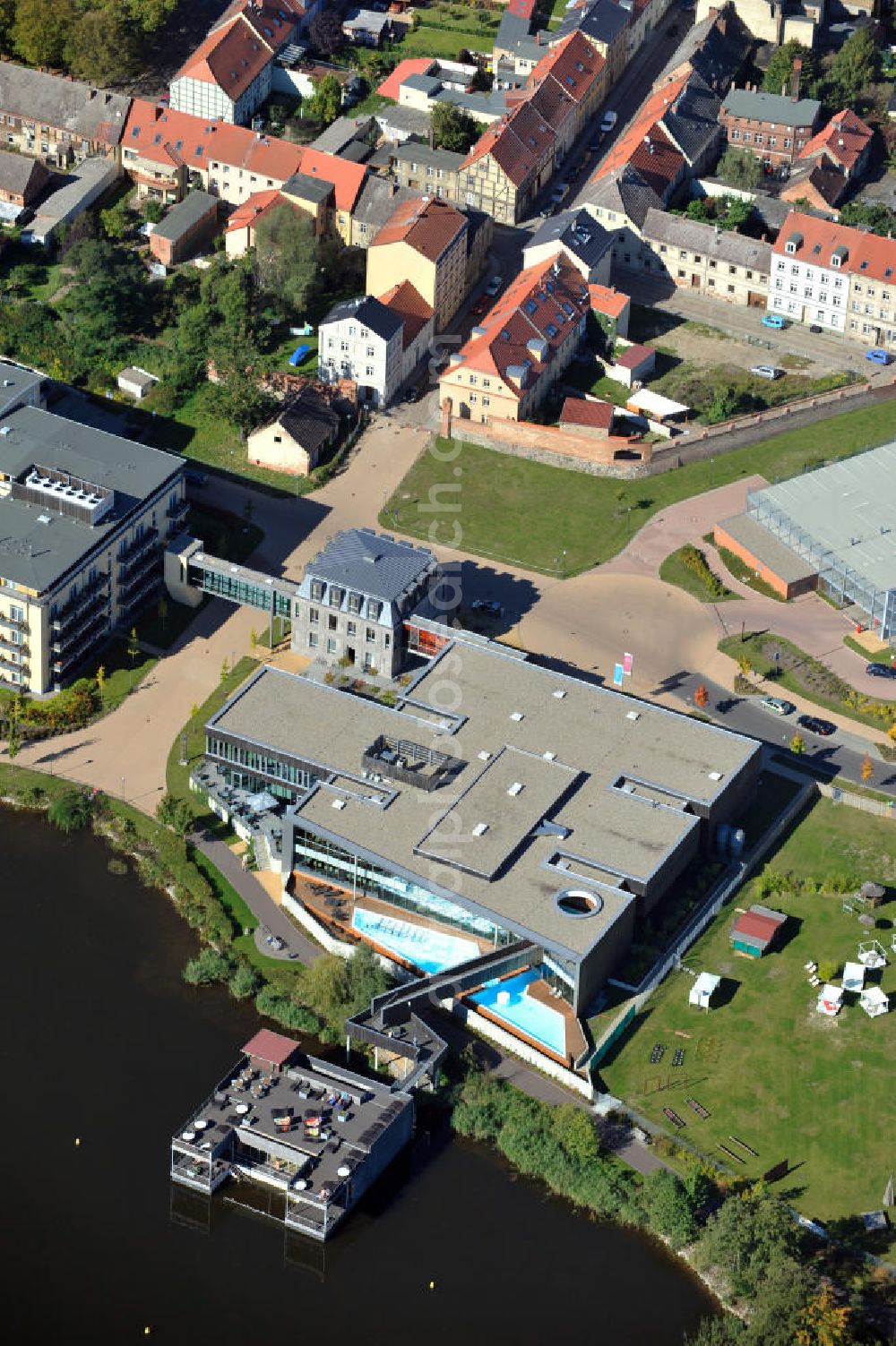 Neuruppin from the bird's eye view: Die Fontane Therme in Neuruppin, Brandenburg am Ruppiner See, bietet eine Vielzahl von Wellnessangeboten an. The Fontane Therme in Neuruppin, Brandenbrug offers a veriety of wellness and relaxing.