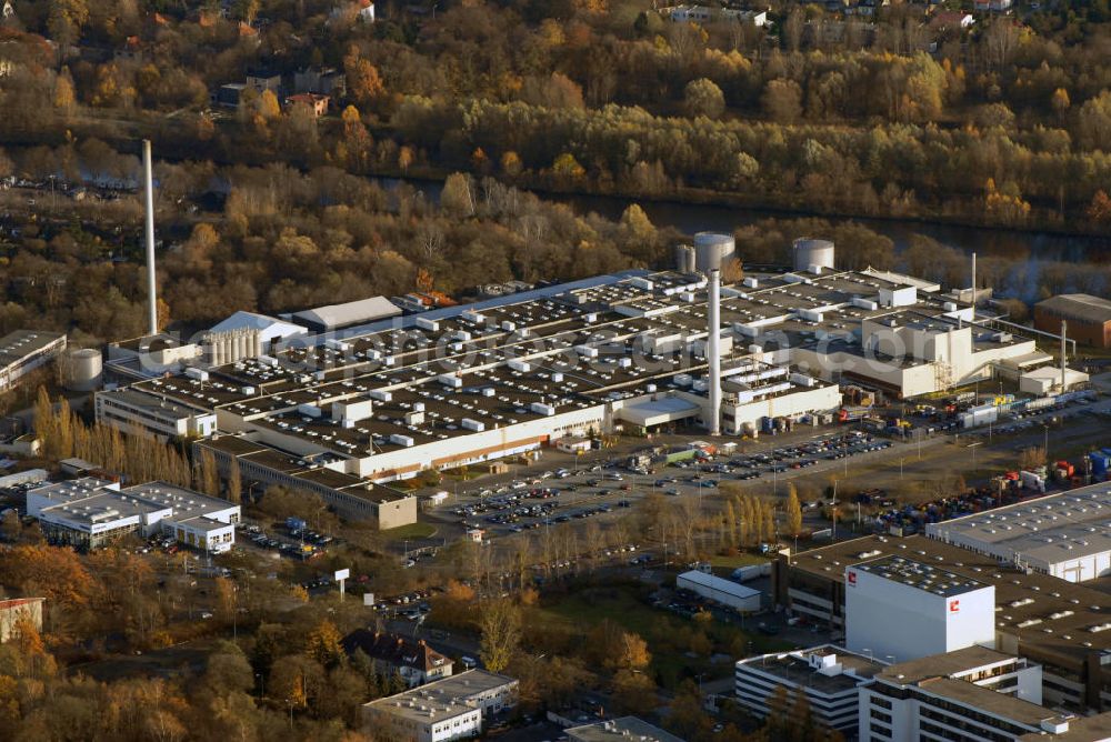 Berlin from above - Blick auf das Ford Kunststoffwerk auf dem Gewerbegebiet am Teltowkanal in Berlin-Zehlendorf. Das Werk wurde vor wenigen Jahren mit Visteon von FORD ausgegliedert und in eine eigenständige Firma umgewandelt. Visteon ist einer der größten internationalen Automobilzulieferer. Das 1982 gegründete Werk in Berlin fertigt Instrumententafeln, Mittelkonsolen, Türverkleidungen, Kühlergrills und eine Vielzahl an derer Interieurkomponenten für Ford und Volkswagen u.a. Kontakt: Ford-Werke AG / Werk Berlin, Wupperstr. 9, 14167 Berlin, Tel.: 84708874,