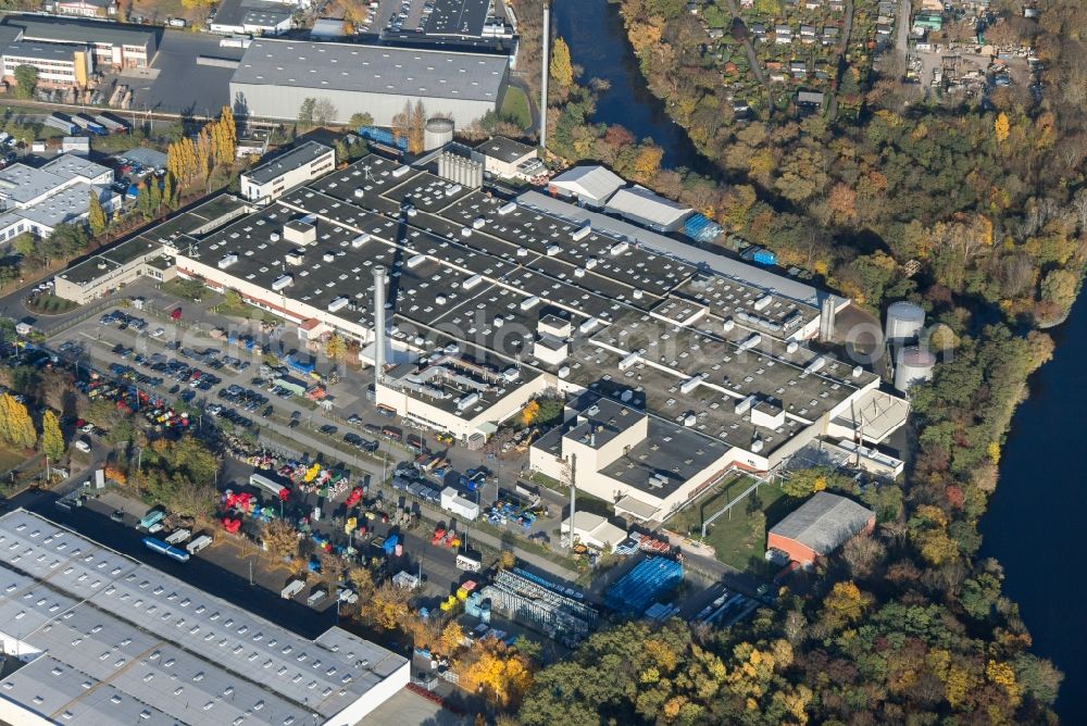 Berlin from the bird's eye view: Blick auf das Ford Kunststoffwerk auf dem Gewerbegebiet am Teltowkanal in Berlin-Zehlendorf. Das Werk wurde vor wenigen Jahren mit Visteon von FORD ausgegliedert und in eine eigenständige Firma umgewandelt. Visteon ist einer der größten internationalen Automobilzulieferer. Das 1982 gegründete Werk in Berlin fertigt Instrumententafeln, Mittelkonsolen, Türverkleidungen, Kühlergrills und eine Vielzahl an derer Interieurkomponenten für Ford und Volkswagen u.a. Kontakt: Ford-Werke AG / Werk Berlin, Wupperstr. 9, 14167 Berlin, Tel.: 84708874,