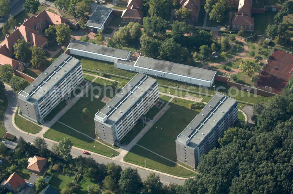 Aerial image Berlin - Blick über Mehrfamilienhäuser / Plattenbauten am Lindenberger Weg auf das Krankenhaus des Maßregelvollzugs / Forensik Abteilung IV in Berlin-Buch.