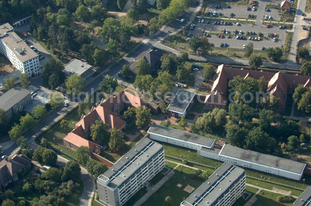 Aerial photograph Berlin - Blick über Mehrfamilienhäuser / Plattenbauten am Lindenberger Weg auf das Krankenhaus des Maßregelvollzugs / Forensik Abteilung IV in Berlin-Buch.