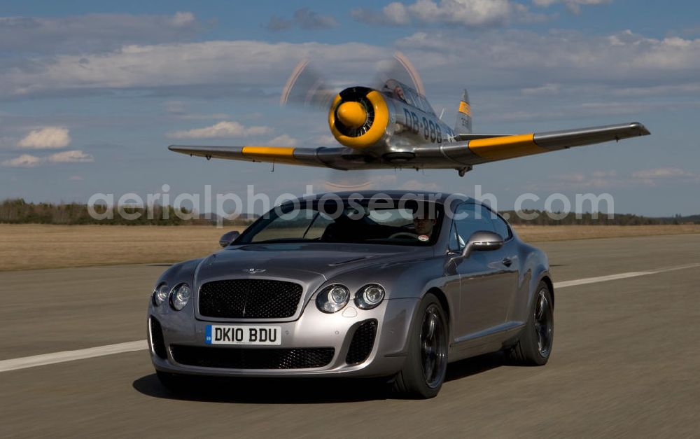 Aerial image Neuhausen ob Eck - Formation Flugzeug Typ North American T-6 und Auto Typ Bentley Continental GT auf dem Flugplatz Neuhausen ob Eck EDSN in Baden-Württemberg. Formation with an aircraft and a car on the Neuhausen ob Eck airfield in Baden-Wuerttemberg.