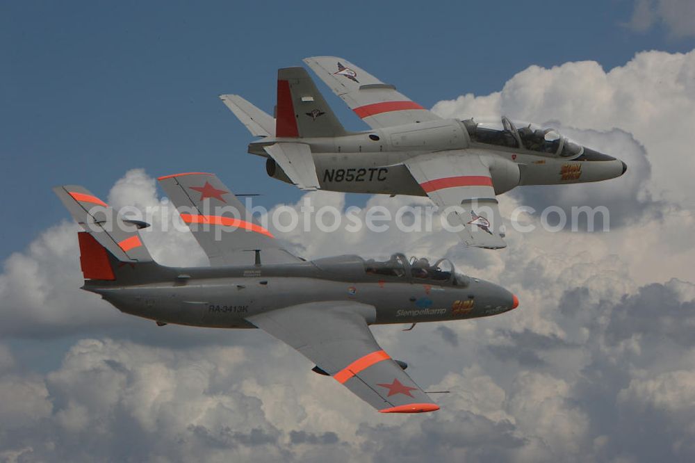 Aerial photograph Burbach - Formationsflug einer Aermacchi S-211 (Mantelstromtriebwerk) und einer Aero L-29 Delfín Viper 29 (Stahlturbine) nahe dem Siegerland Flughafen in Nordrhein-Westfalen. Flight formation near by the Siegerland airport in North Rhine-Westphalia.