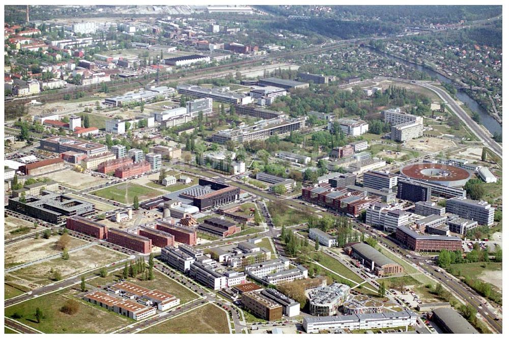 Berlin -Adlershof from the bird's eye view: 28.04.2004 Forschungs- und Entwicklungsgebiet WISTAS in Berlin -Adlershof mit dem Ringteilchenbeschleuniger Bessy 2 am Teltowkanal.