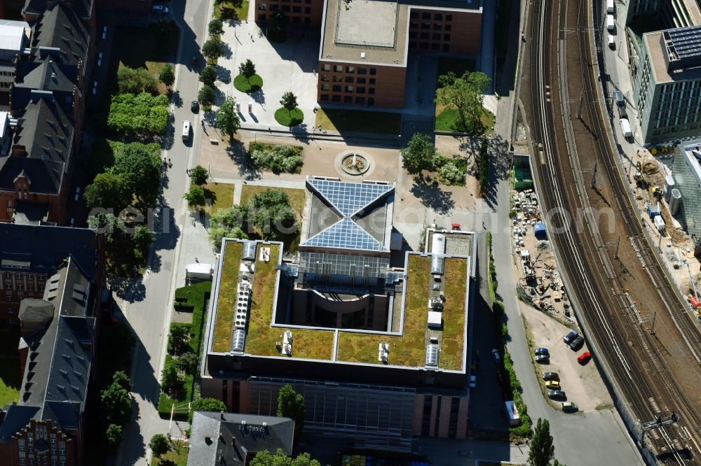 Aerial photograph Berlin - Research building and office complex of Deutsches Rheuma-Forschungszentrum (DRFZ) and the Max-Planck-Institut fuer Infektionsbiologie on Virchowweg in Berlin, Germany