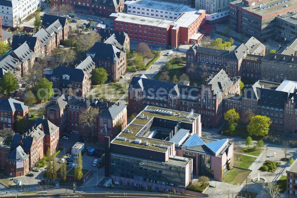 Aerial image Berlin - Research building and office complex of Deutsches Rheuma-Forschungszentrum (DRFZ) and the Max-Planck-Institut fuer Infektionsbiologie on Virchowweg in Berlin, Germany