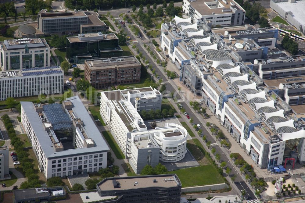 Luxembourg Luxemburg from above - Research building and office complex of Max Planck Institut in Luxembourg in District de Luxembourg, Luxembourg. To the left the Banque LBLux S.A. In liquidation