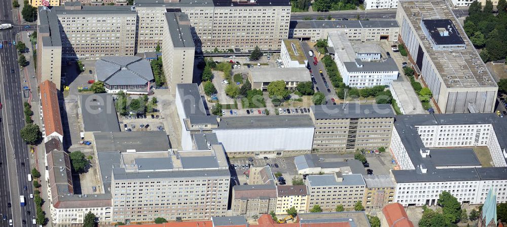 Aerial photograph Berlin - Blick auf die Forschungs- und Gedenkstätte Normannenstraße / Ruschestrasse, der ehemaligen Zentrale des Ministeriums für Staatssicherheit ( MfS ). Sie ist eine Forschungs- und Gedenkstätte zum politischen System der DDR. Die Ausstellung umfasst die Amts- und Arbeitsräume des ehemaligen Ministers für Staatssicherheit Erich Mielke. Träger ist der Verein Antistalinistische Aktion Berlin-Normannenstraße e. V. (ASTAK), die im Sommer 1990 von Bürgerrechtlern in Berlin gegründet wurde. Ihr Ziel ist die Förderung des Aufbaus der Gedenkstätte als Zentrum zur Sammlung, Bewahrung, Dokumentation, Aufarbeitung und Ausstellung von Sachzeugnissen sowie themenbezogener Forschungsarbeit zur DDR. View of the former headquarters of the Ministry for State Security (Stasi) of the GDR.