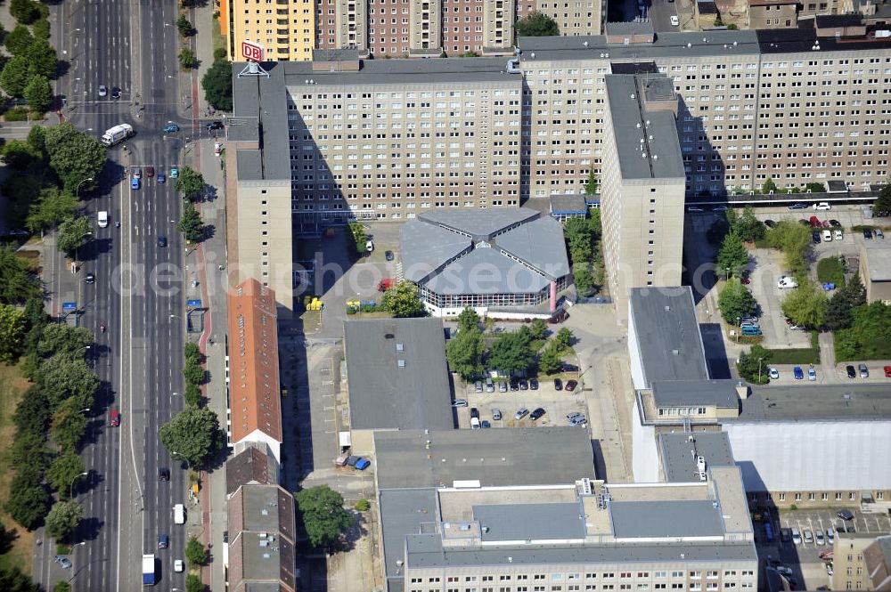 Berlin from the bird's eye view: Blick auf die Forschungs- und Gedenkstätte Normannenstraße / Ruschestrasse, der ehemaligen Zentrale des Ministeriums für Staatssicherheit ( MfS ). Sie ist eine Forschungs- und Gedenkstätte zum politischen System der DDR. Die Ausstellung umfasst die Amts- und Arbeitsräume des ehemaligen Ministers für Staatssicherheit Erich Mielke. Träger ist der Verein Antistalinistische Aktion Berlin-Normannenstraße e. V. (ASTAK), die im Sommer 1990 von Bürgerrechtlern in Berlin gegründet wurde. Ihr Ziel ist die Förderung des Aufbaus der Gedenkstätte als Zentrum zur Sammlung, Bewahrung, Dokumentation, Aufarbeitung und Ausstellung von Sachzeugnissen sowie themenbezogener Forschungsarbeit zur DDR. View of the former headquarters of the Ministry for State Security (Stasi) of the GDR.