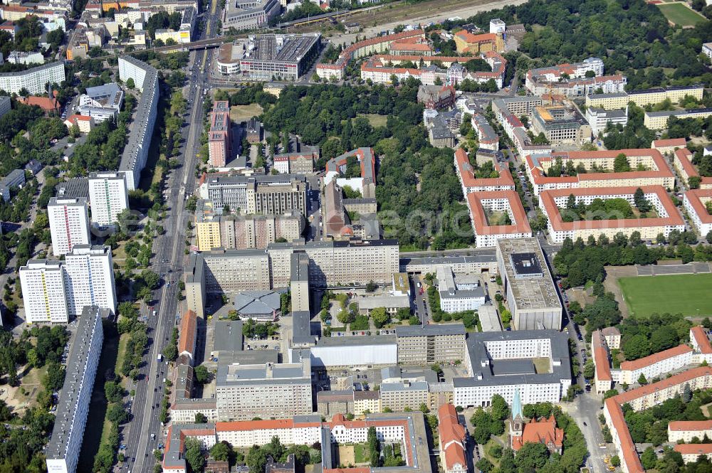 Berlin from the bird's eye view: Blick auf die Forschungs- und Gedenkstätte Normannenstraße / Ruschestrasse, der ehemaligen Zentrale des Ministeriums für Staatssicherheit ( MfS ). Sie ist eine Forschungs- und Gedenkstätte zum politischen System der DDR. Die Ausstellung umfasst die Amts- und Arbeitsräume des ehemaligen Ministers für Staatssicherheit Erich Mielke. Träger ist der Verein Antistalinistische Aktion Berlin-Normannenstraße e. V. (ASTAK), die im Sommer 1990 von Bürgerrechtlern in Berlin gegründet wurde. Ihr Ziel ist die Förderung des Aufbaus der Gedenkstätte als Zentrum zur Sammlung, Bewahrung, Dokumentation, Aufarbeitung und Ausstellung von Sachzeugnissen sowie themenbezogener Forschungsarbeit zur DDR. View of the former headquarters of the Ministry for State Security (Stasi) of the GDR.